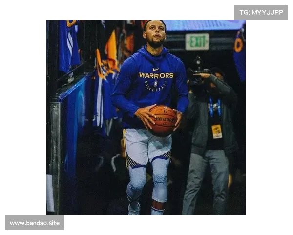 库里再度闪耀全场率领勇士强势晋级距离总冠军荣耀仅一步之遥 库里再度闪耀全场率领勇士强势晋级距离总冠军荣耀仅一步之遥