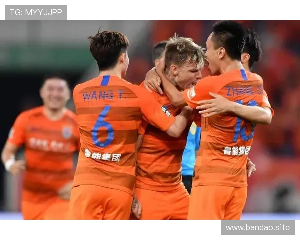 中超最新战报 19岁小将贡献三球 上港顽强逼平青岛继续领跑 中超最新战报 19岁小将贡献三球 上港顽强逼平青岛继续领跑