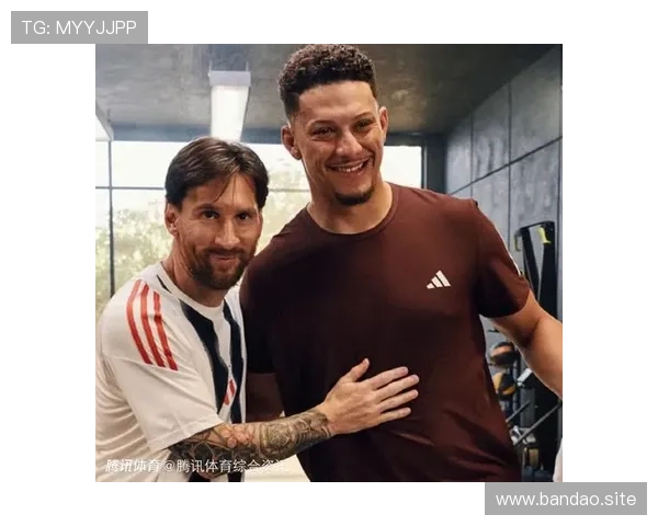 梅西亲临德约科维奇赛场见证精彩对决 赛后两人合影互换球衣展现友谊 梅西亲临德约科维奇赛场见证精彩对决 赛后两人合影互换球衣展现友谊